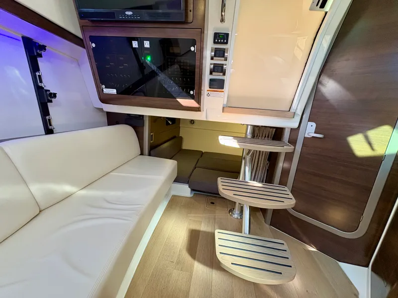 Slide: The Image of Boston Whaler 345 CONQUEST 2021 - 54