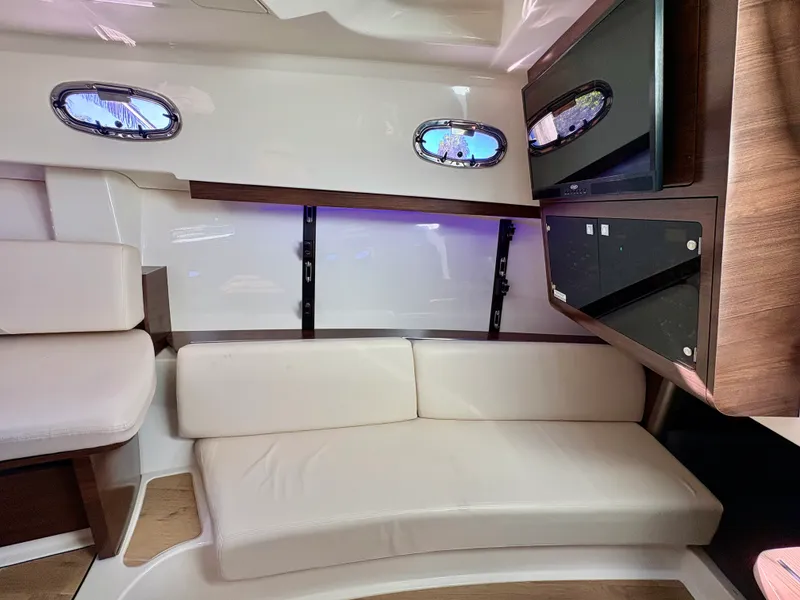 Slide: The Image of Boston Whaler 345 CONQUEST 2021 - 64