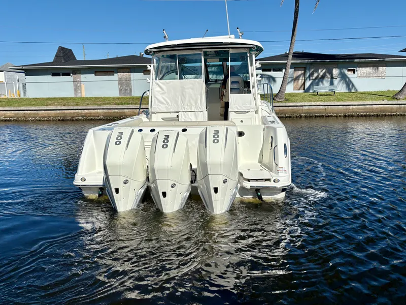 Slide: The Image of Boston Whaler 345 CONQUEST 2021 - 7