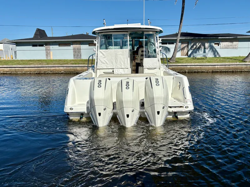 Slide: The Image of Boston Whaler 345 CONQUEST 2021 - 8