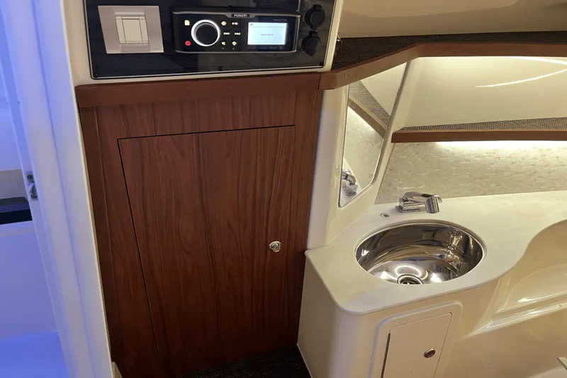 Slide: The Image of Grady-White 325 FREEDOM 2018 - 10