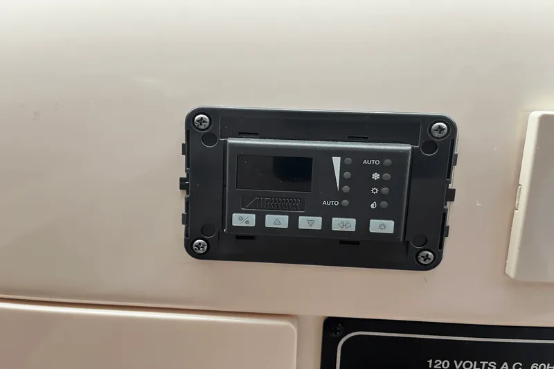 Slide: The Image of Grady-White 325 FREEDOM 2018 - 15