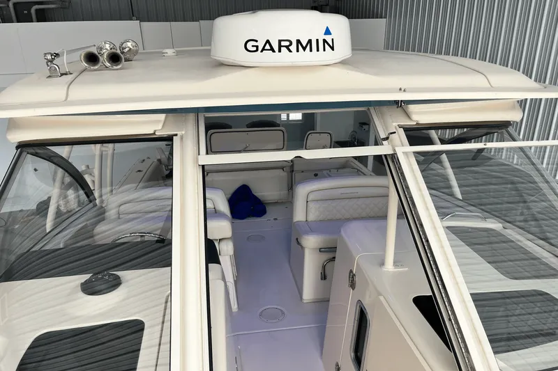 Slide: The Image of Grady-White 325 FREEDOM 2018 - 19