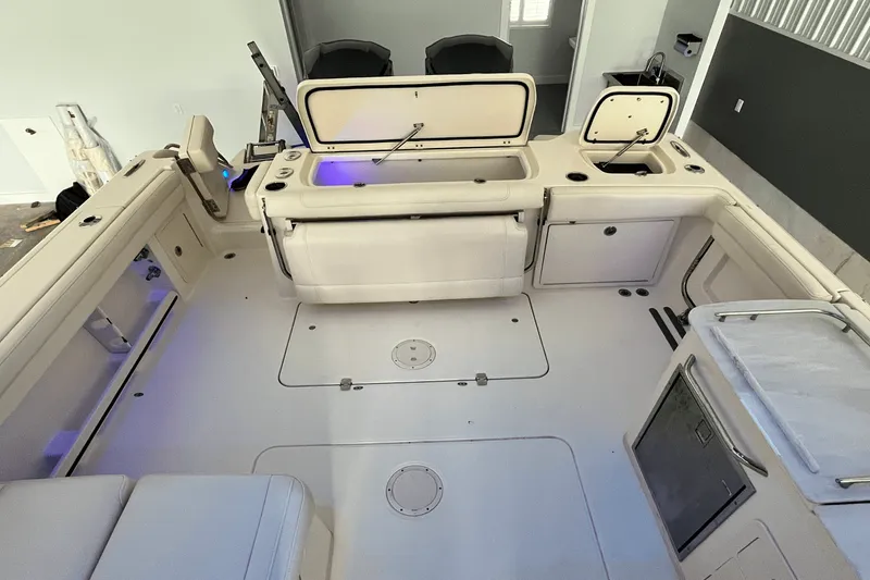 Slide: The Image of Grady-White 325 FREEDOM 2018 - 22