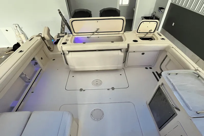 Slide: The Image of Grady-White 325 FREEDOM 2018 - 23