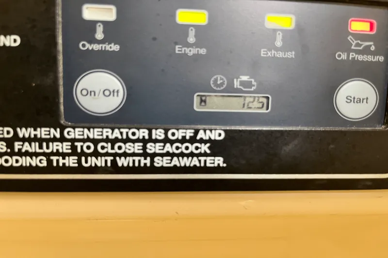 Slide: The Image of Grady-White 325 FREEDOM 2018 - 32