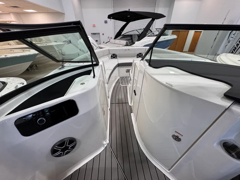 Slide: The Image of Sea Ray SDX 250 Outboard 2026 - 18