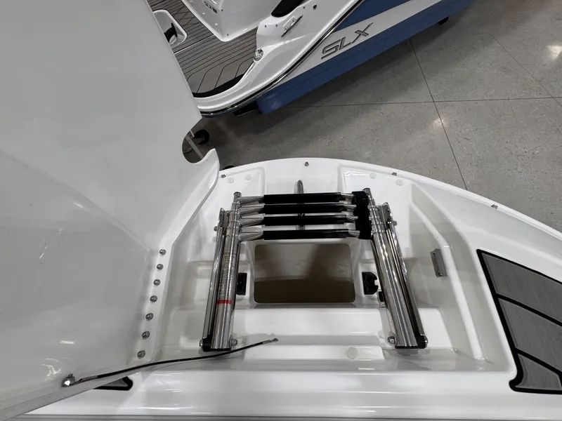 Slide: The Image of Sea Ray SDX 250 Outboard 2026 - 20