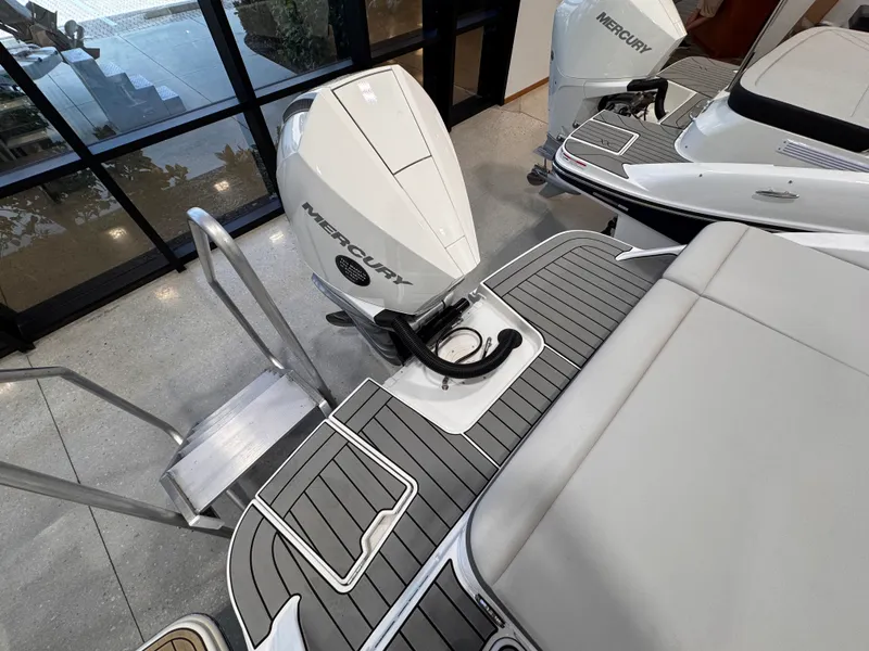 Slide: The Image of Sea Ray SDX 250 Outboard 2026 - 9