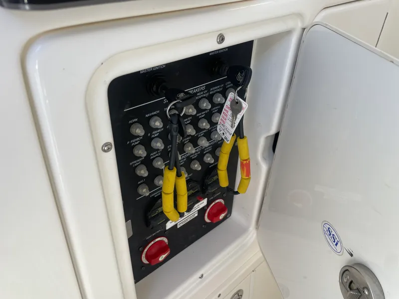 Slide: The Image of Boston Whaler 320 OUTRAGE 2013 - 15