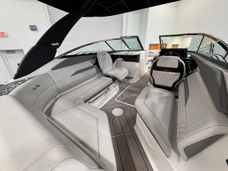 Slide: The Image of Sea Ray SLX 260 Outboard 2026 - 11