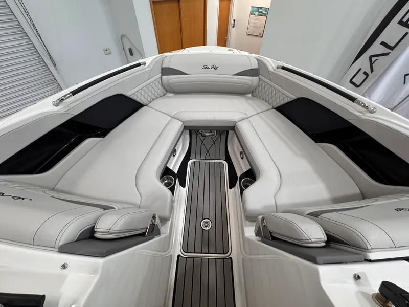 Slide: The Image of Sea Ray SLX 260 Outboard 2026 - 17