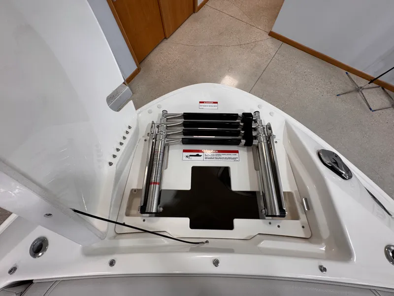 Slide: The Image of Sea Ray SLX 260 Outboard 2026 - 18