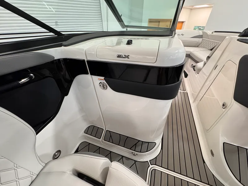 Slide: The Image of Sea Ray SLX 260 Outboard 2026 - 21