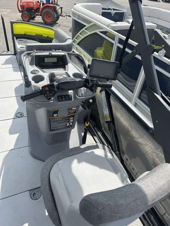 Slide: The Image of Sea-Doo Switch 18' CRS 2023 - 1