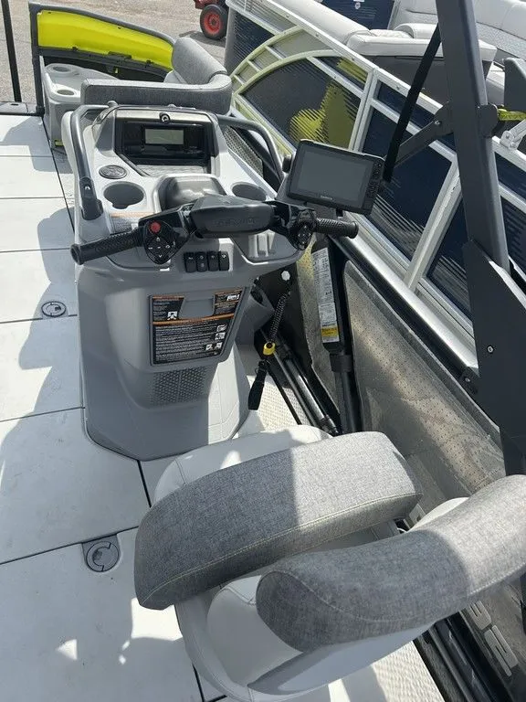 Slide: The Image of Sea-Doo Switch 18' CRS 2023 - 3