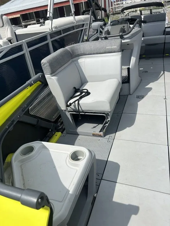 Slide: The Image of Sea-Doo Switch 18' CRS 2023 - 4