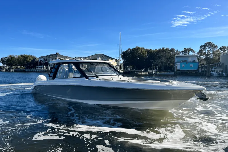 Slide: The Image of Boston Whaler 380 Realm 2025 - 15