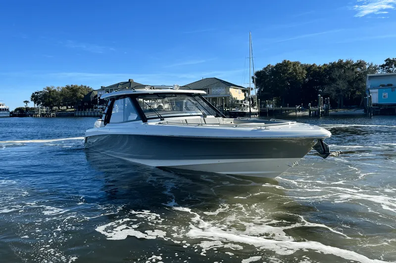 Slide: The Image of Boston Whaler 380 Realm 2025 - 16