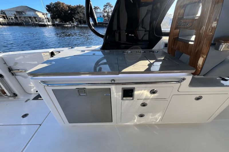 Slide: The Image of Boston Whaler 380 Realm 2025 - 21