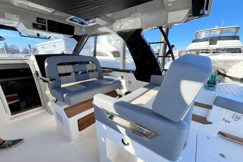 Slide: The Image of Boston Whaler 380 Realm 2025 - 22