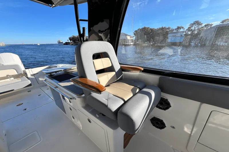 Slide: The Image of Boston Whaler 380 Realm 2025 - 27