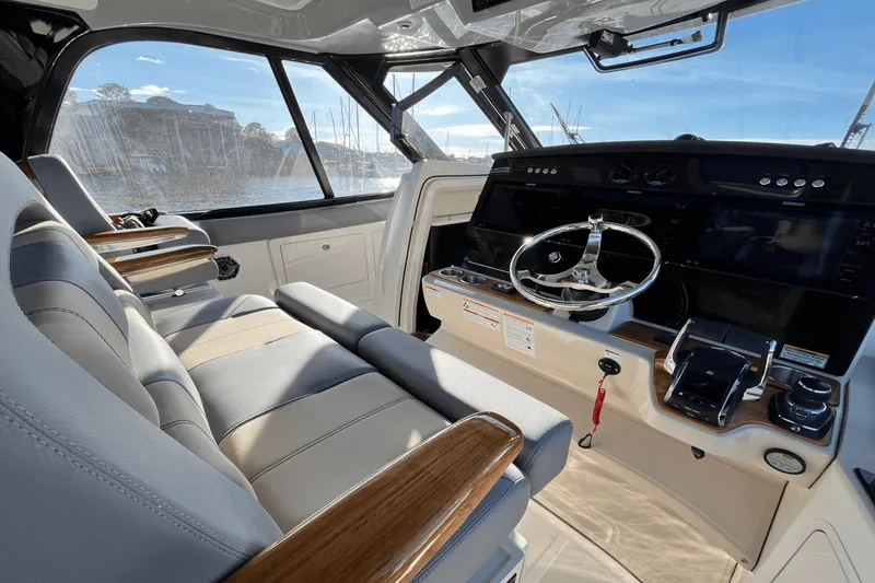 Slide: The Image of Boston Whaler 380 Realm 2025 - 28