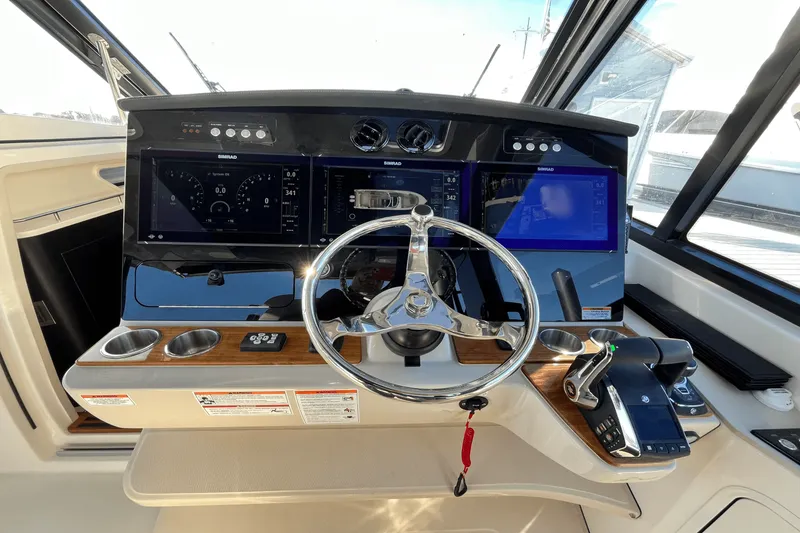 Slide: The Image of Boston Whaler 380 Realm 2025 - 29