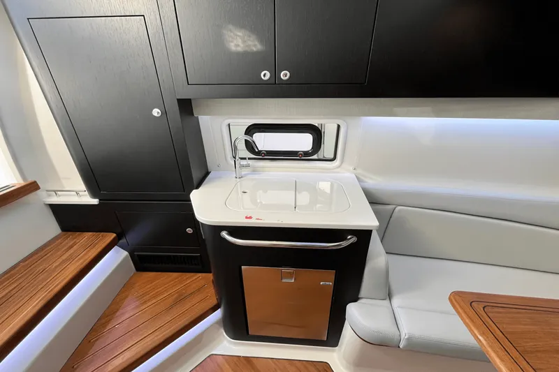 Slide: The Image of Boston Whaler 380 Realm 2025 - 32