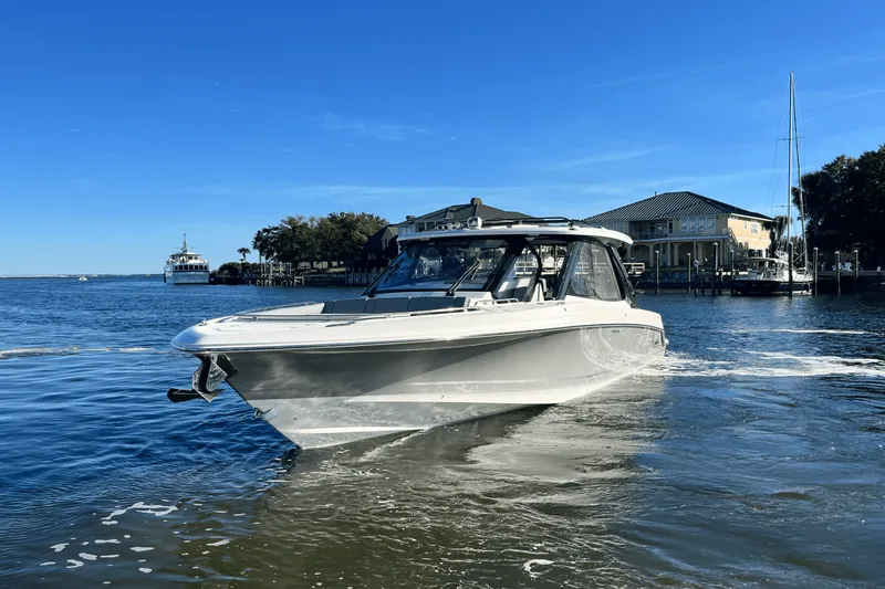 Slide: The Image of Boston Whaler 380 Realm 2025 - 5