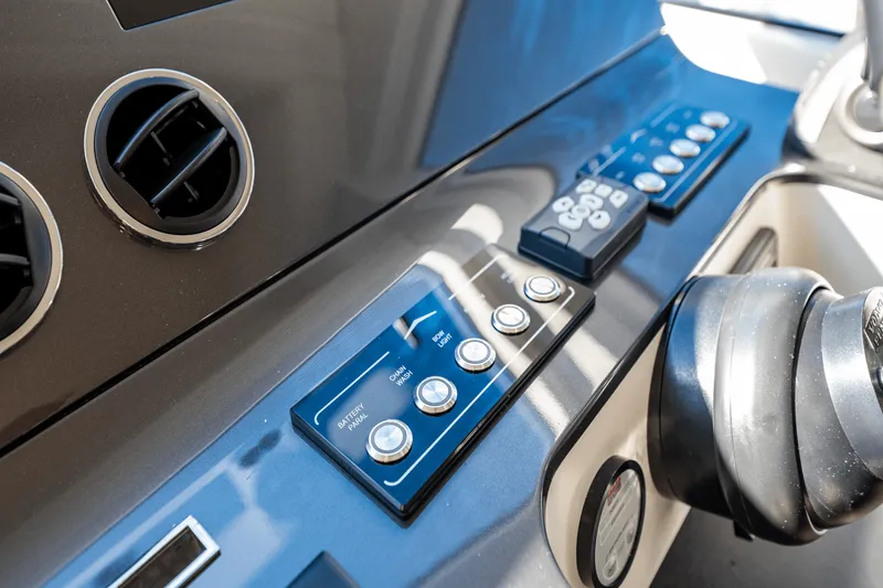 Slide: The Image of Azimut Fly 68 2025 - 90