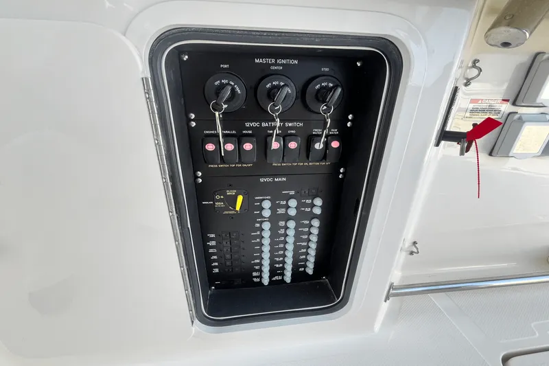 Slide: The Image of Boston Whaler 360 Outrage 2025 - 14