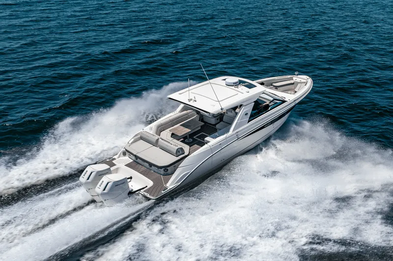 Slide: The Image of Sea Ray SLX 400 Outboard 2025 - 10