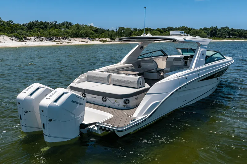 Slide: The Image of Sea Ray SLX 400 Outboard 2025 - 11