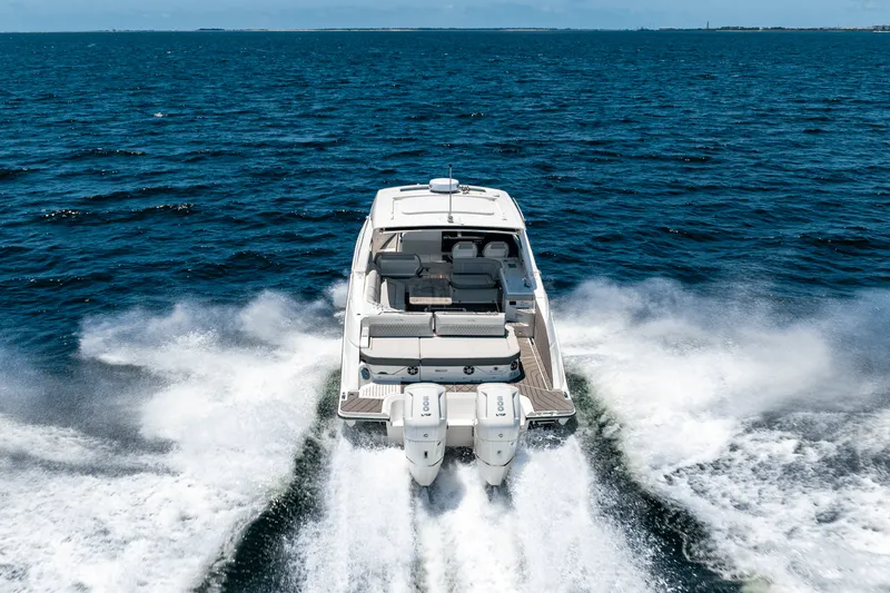 Slide: The Image of Sea Ray SLX 400 Outboard 2025 - 12