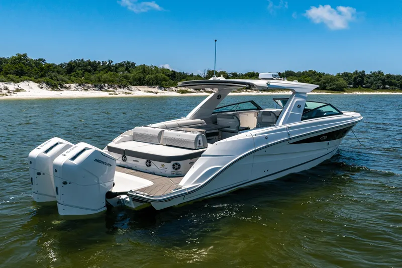 Slide: The Image of Sea Ray SLX 400 Outboard 2025 - 13