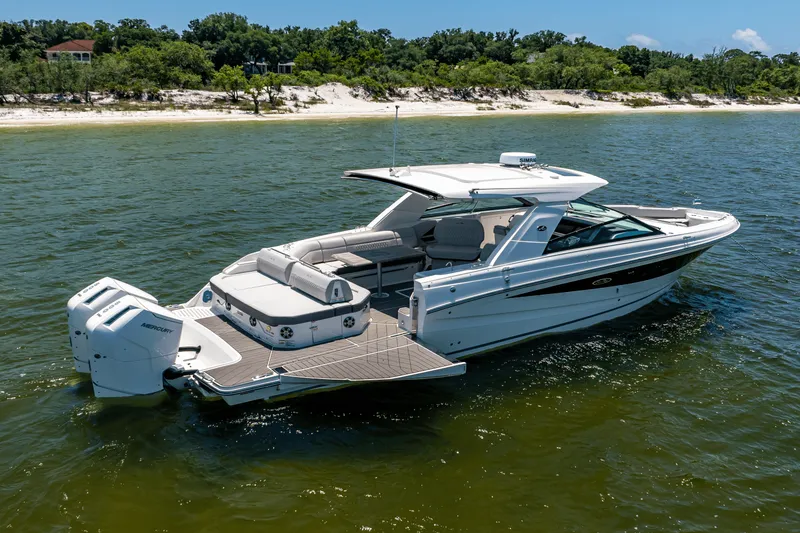 Slide: The Image of Sea Ray SLX 400 Outboard 2025 - 14