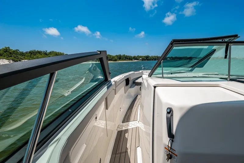 Slide: The Image of Sea Ray SLX 400 Outboard 2025 - 43
