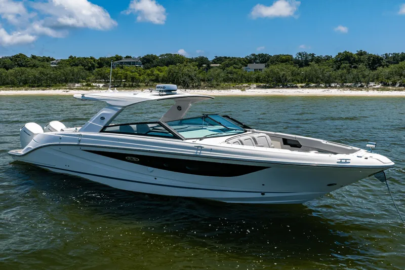 Slide: The Image of Sea Ray SLX 400 Outboard 2025 - 17