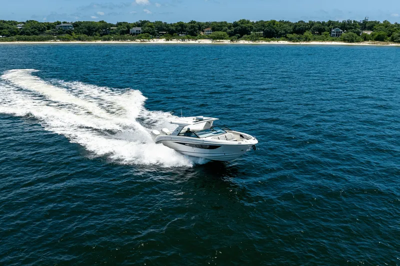 Slide: The Image of Sea Ray SLX 400 Outboard 2025 - 18