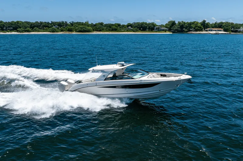 Slide: The Image of Sea Ray SLX 400 Outboard 2025 - 19