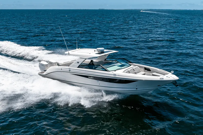 Slide: The Image of Sea Ray SLX 400 Outboard 2025 - 21