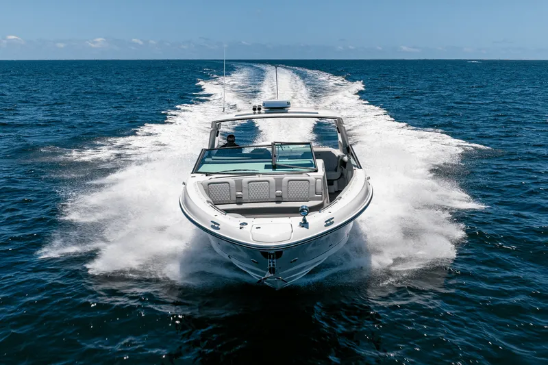 Slide: The Image of Sea Ray SLX 400 Outboard 2025 - 24