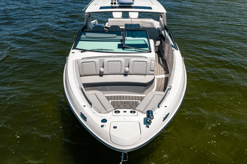 Slide: The Image of Sea Ray SLX 400 Outboard 2025 - 25