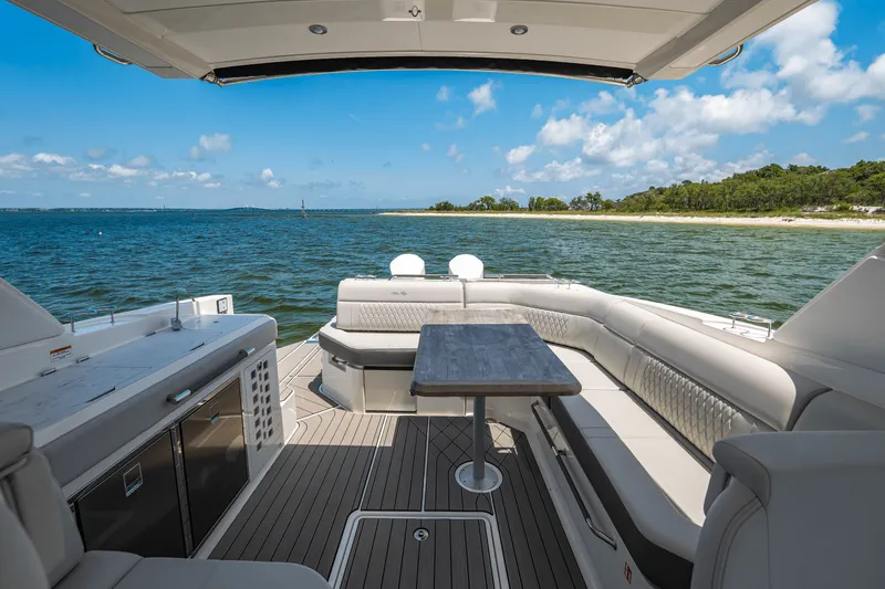 Slide: The Image of Sea Ray SLX 400 Outboard 2025 - 32