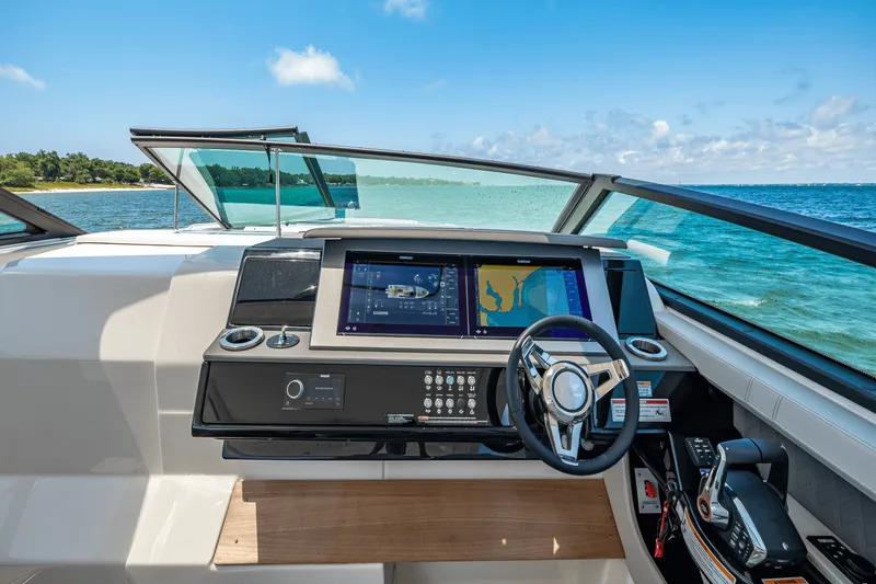 Slide: The Image of Sea Ray SLX 400 Outboard 2025 - 37