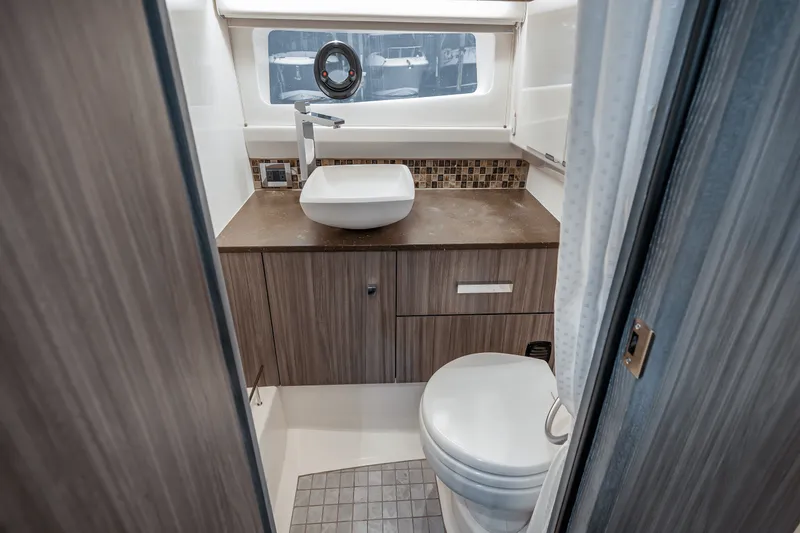 Slide: The Image of Sea Ray SLX 400 Outboard 2025 - 48