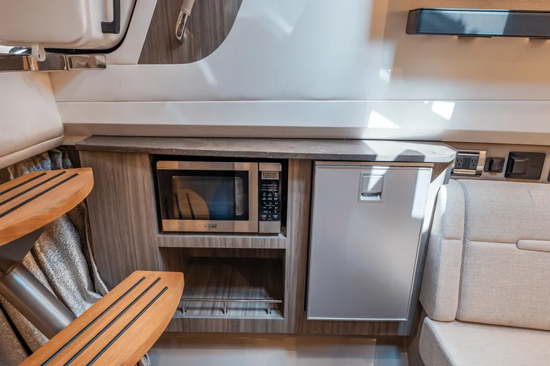 Slide: The Image of Sea Ray SLX 400 Outboard 2025 - 49