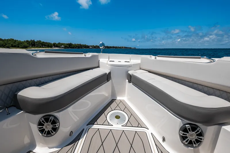 Slide: The Image of Sea Ray SLX 400 Outboard 2025 - 56