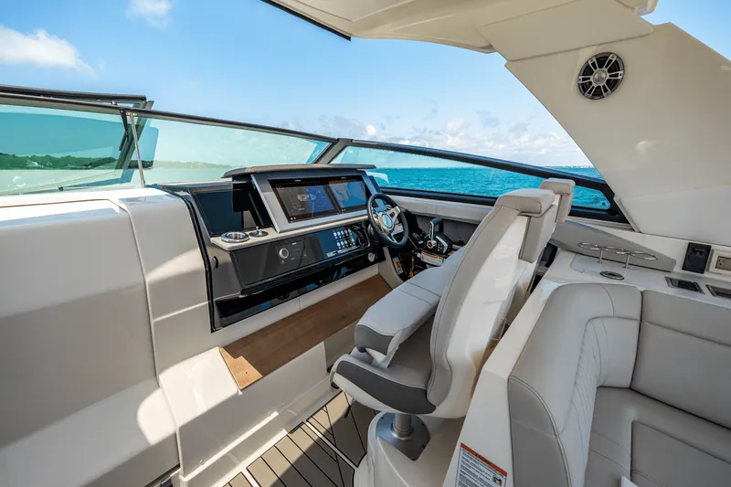 Slide: The Image of Sea Ray SLX 400 Outboard 2025 - 26